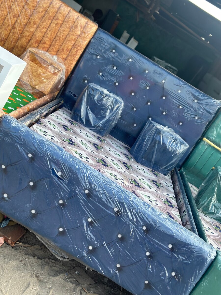 Lit double en cuir capitonné