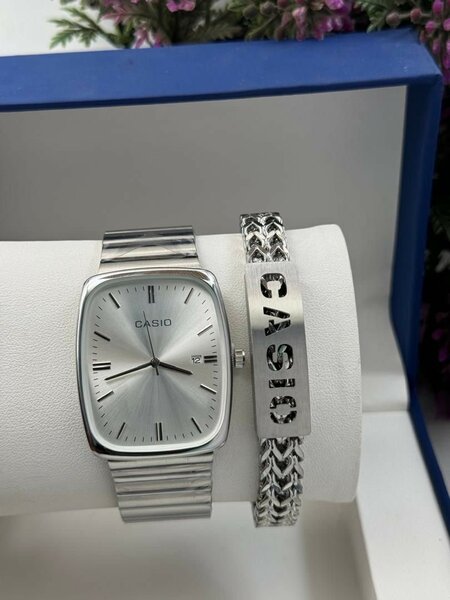 Casio watch with bracelet