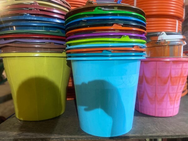 Seaux en plastique colorés