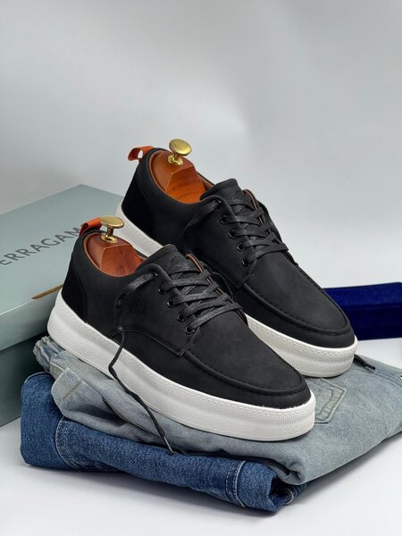 TIMBERLAND BLACK AND WHITE