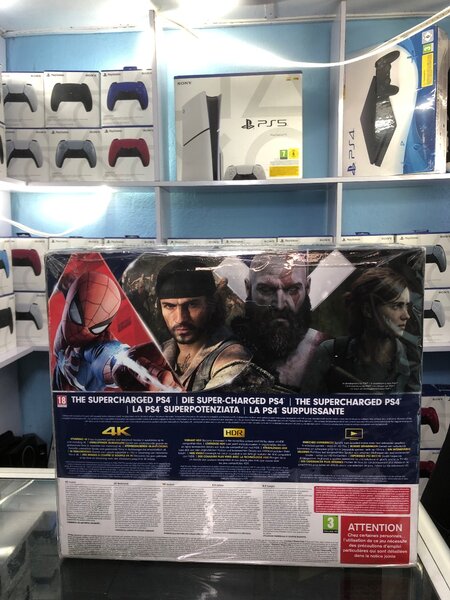 PS4 Pro Neuve avec Accessoires en promo