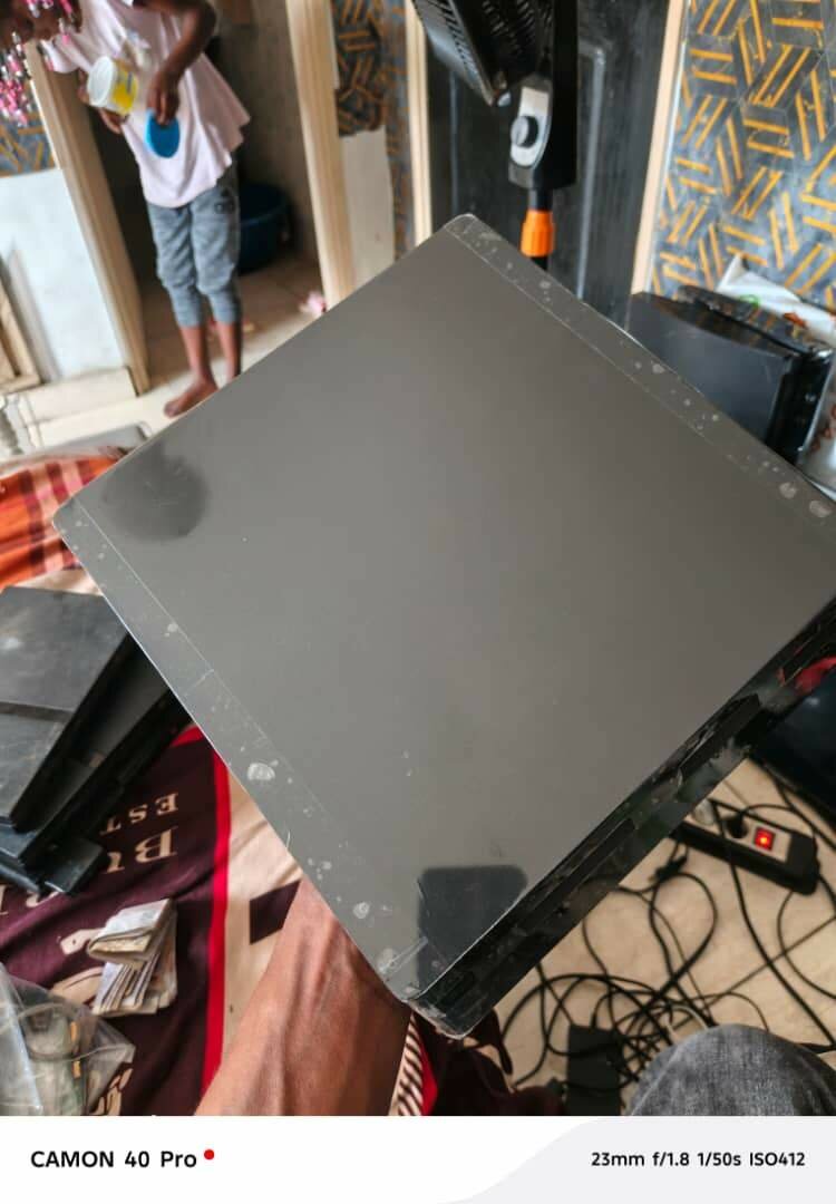 Ps4 slim + 2 manettes  craque