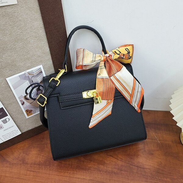 Sac à main élégant avec foulard