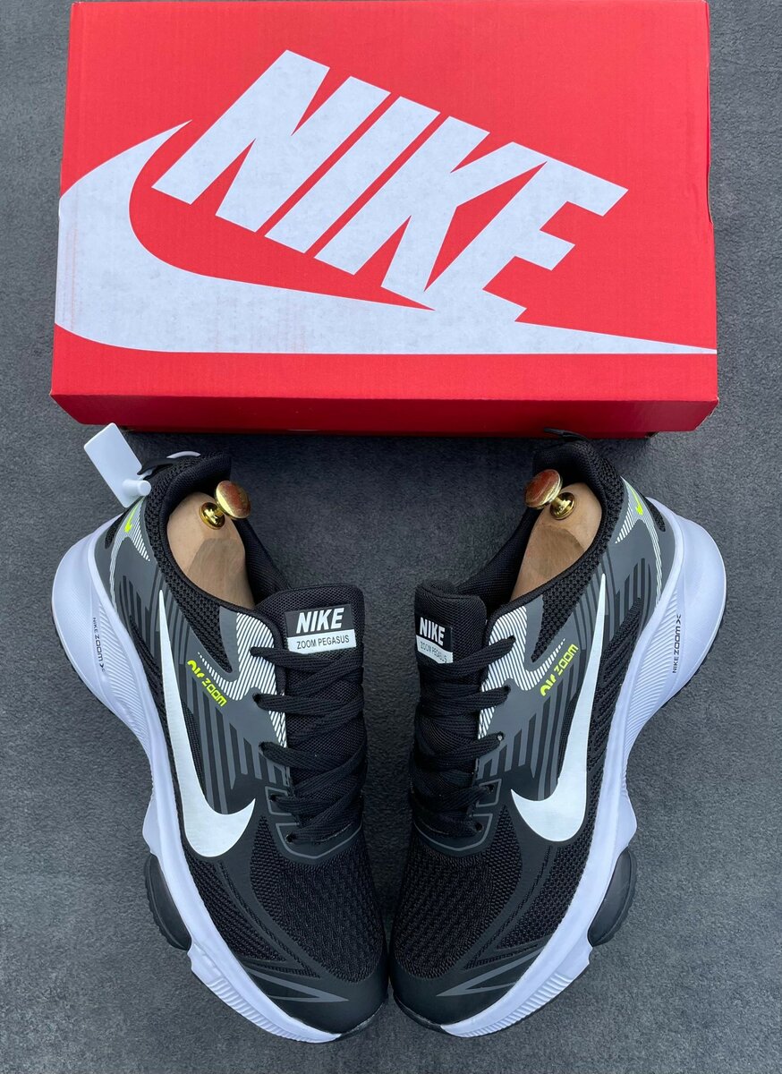 Chaussures de sport Nike avec le carton