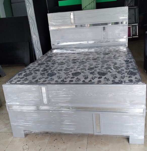 Lit moderne en bois avec tiroirs