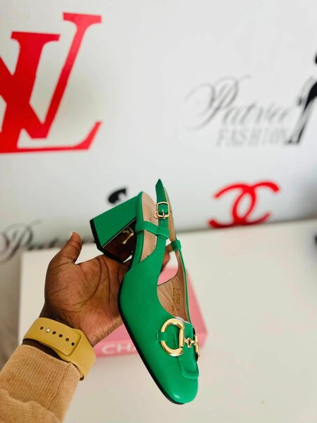 Women's sandals, green, with buckle, size 4.