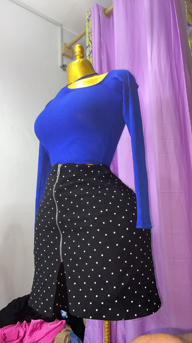 Top et jupe bleue et noire