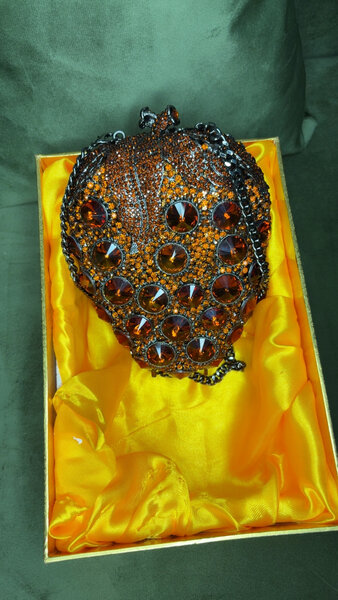 Pochette étoile strass élégante