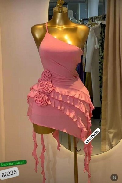 Robe asymétrique rose élégante