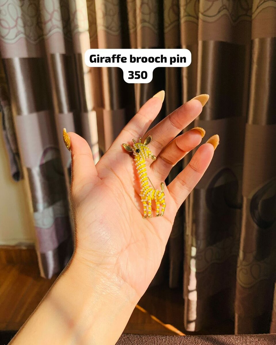 Giraffe brooch