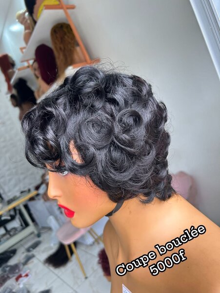 Perruque bouclée élégante