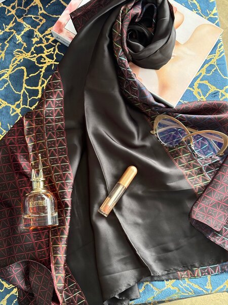 Écharpe en soie géométrique