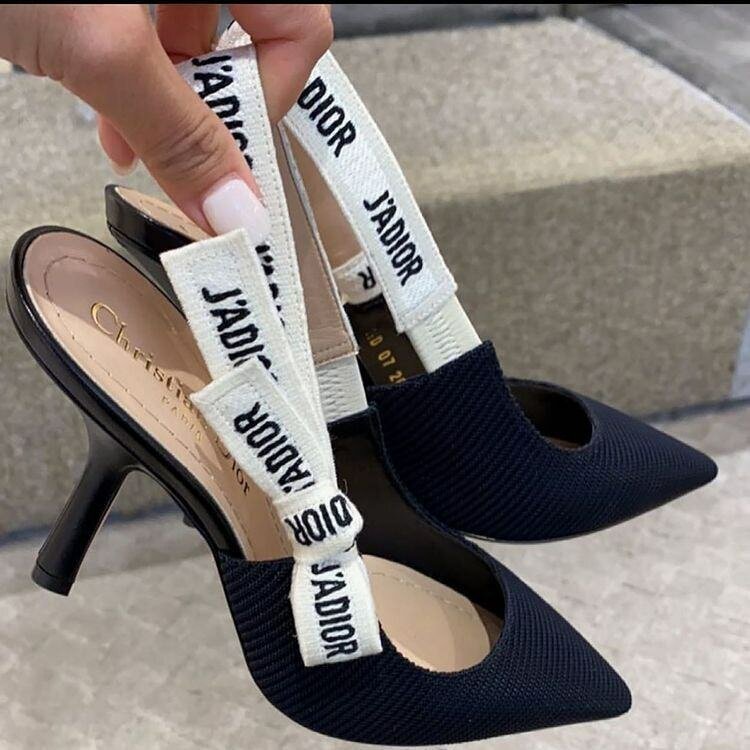 It's comes in different colours and sizes (in box)