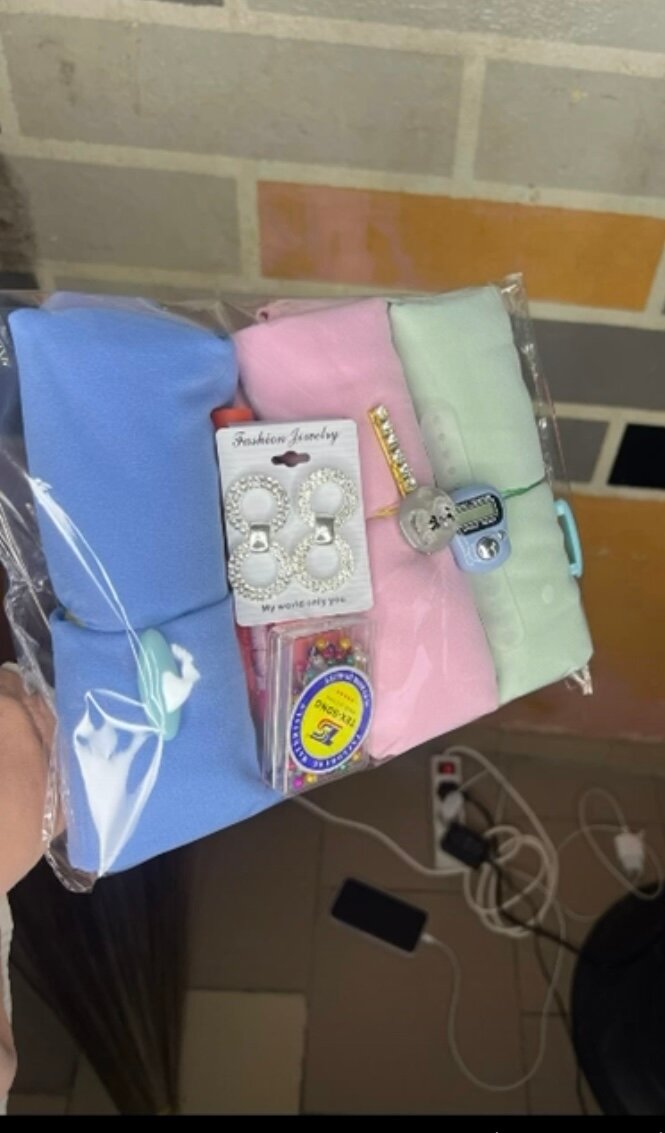 Lot de châles colorés avec accessoires