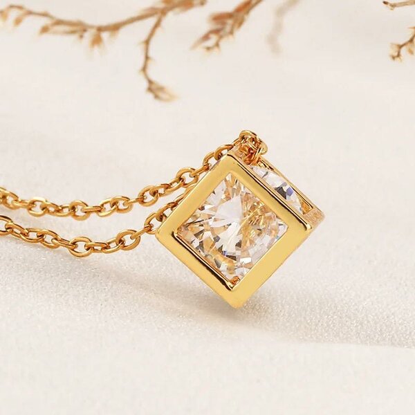 Collier doré avec pendentif carré