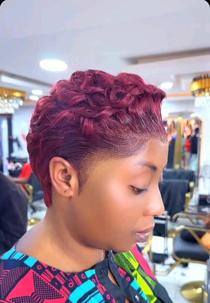 Coiffure courte ondulée élégante