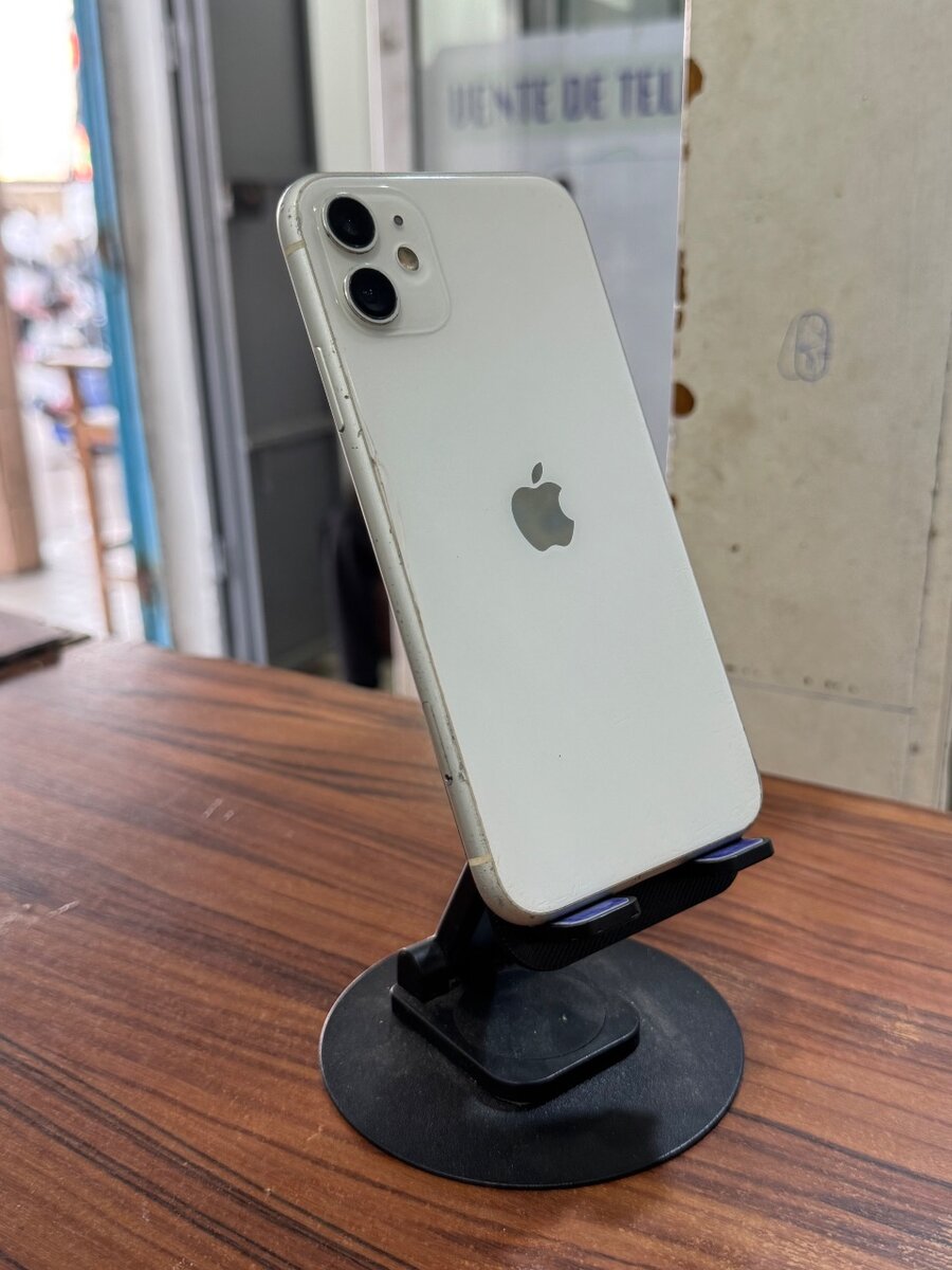 iPhone 11 64gb ( vendu avec reçu )
