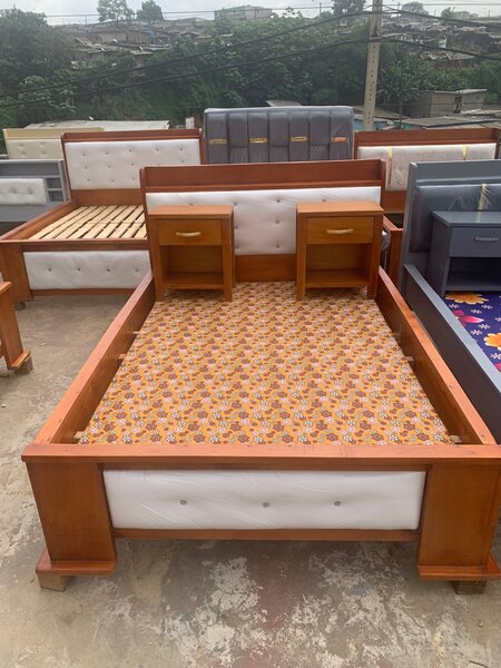 Lit double en bois moderne