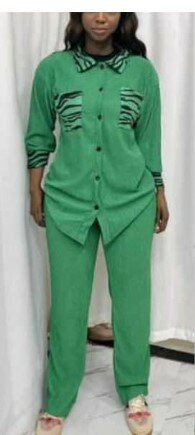 Ensemble de vêtements pour femmes : chemise et pantalon