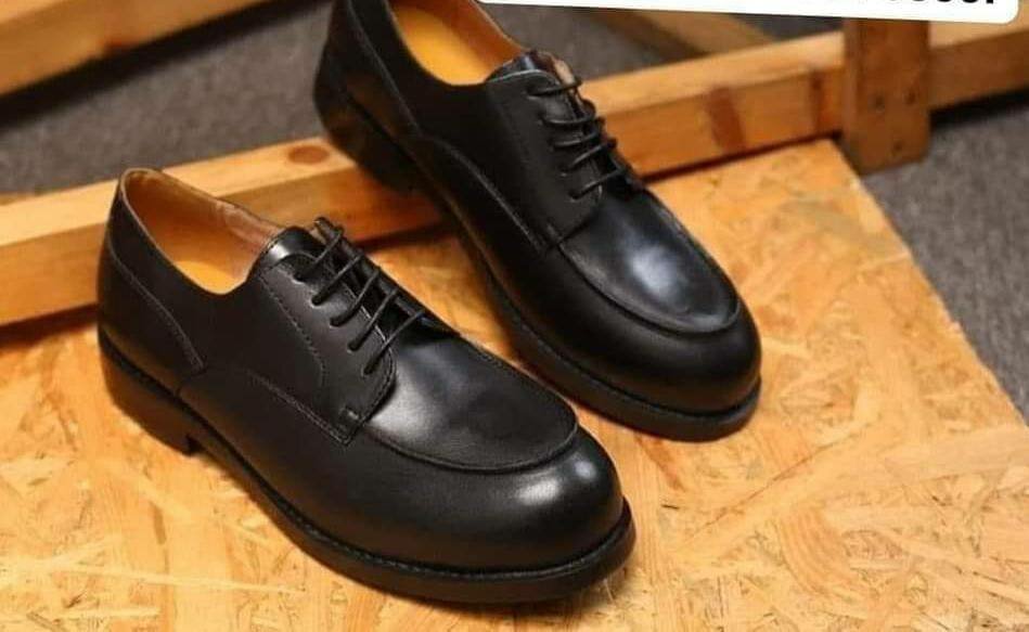 Chaussures habillées en cuir noir