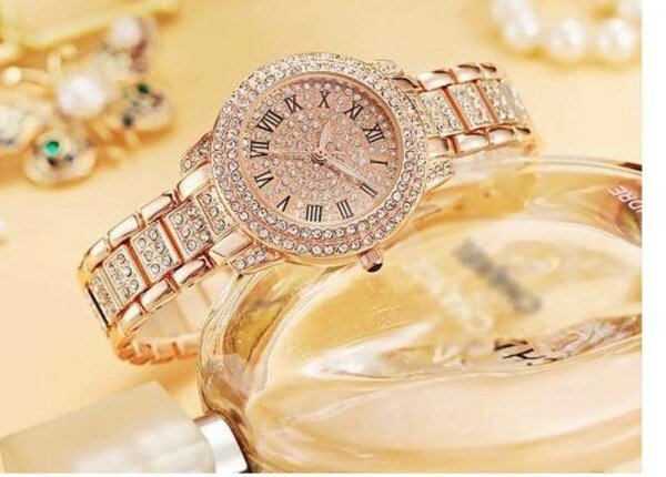 Montre femme dorée luxe