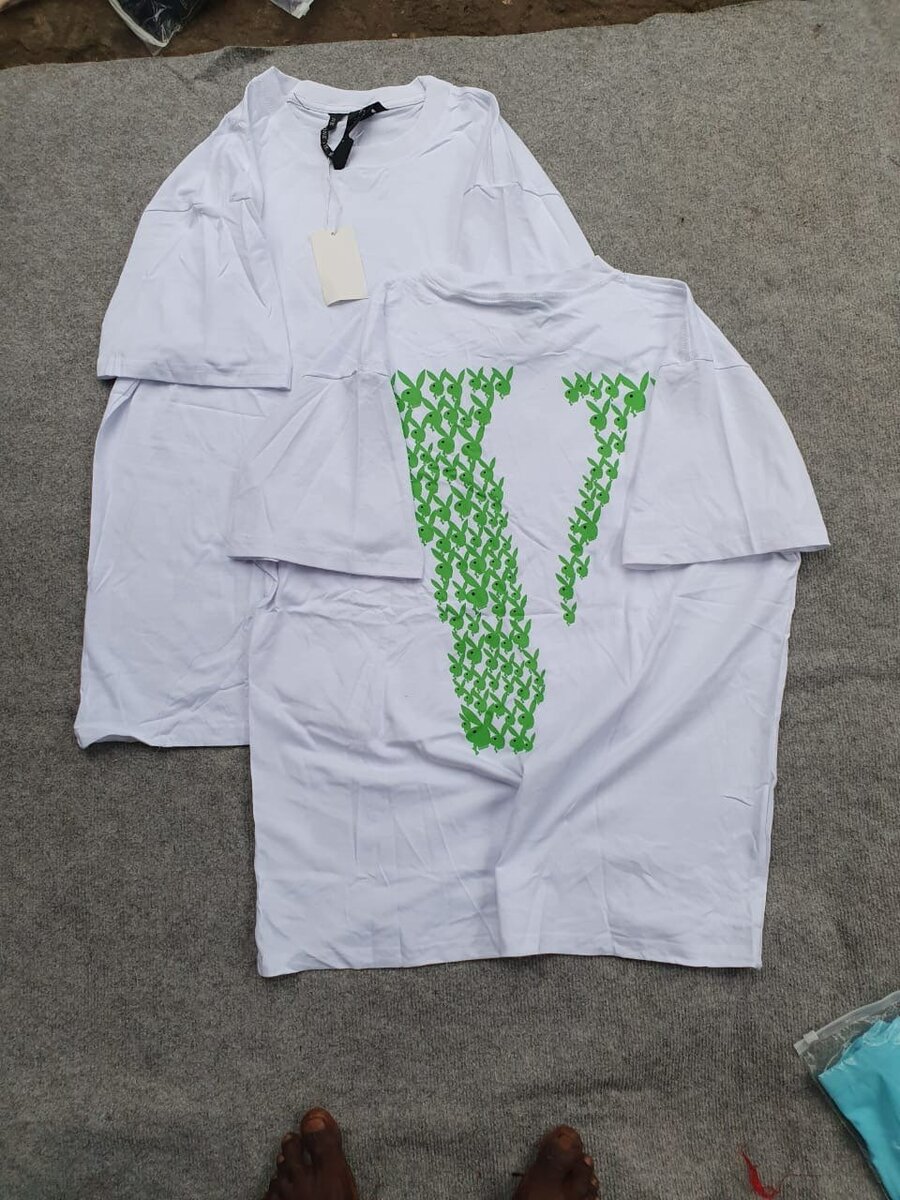 T-shirt blanche à motif vert