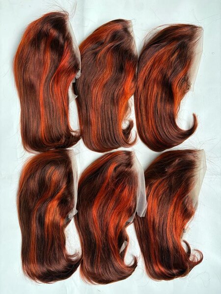 Perruque en dentelle colorée