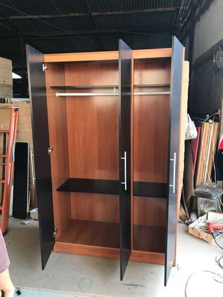 Armoire moderne trois portes