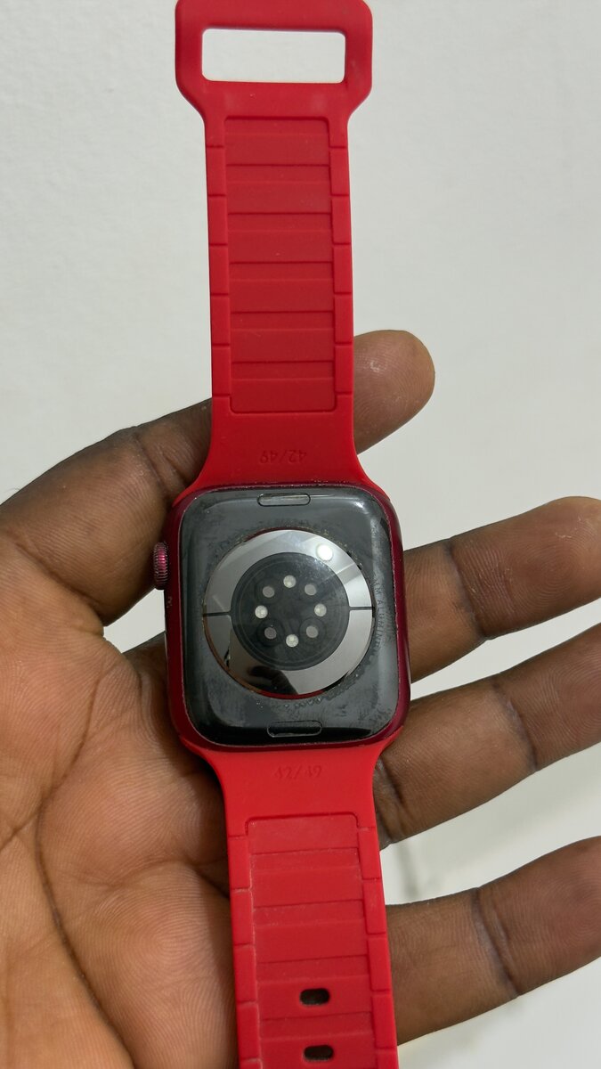 Montre connectée rouge élégante