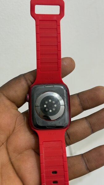 Montre connectée rouge élégante