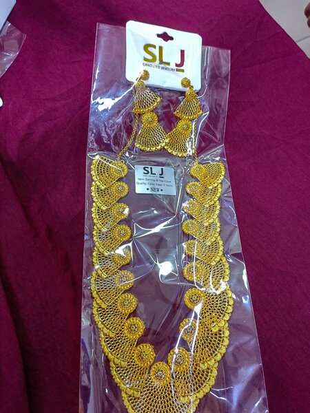 Parure de bijoux dorés élégante