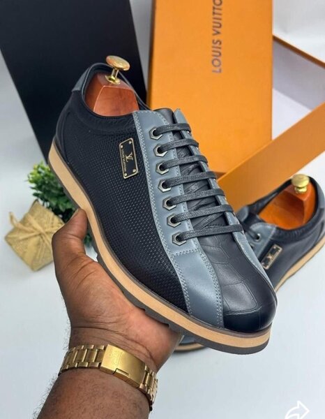 SOULIER LOUIS VUITTON EN CUIR