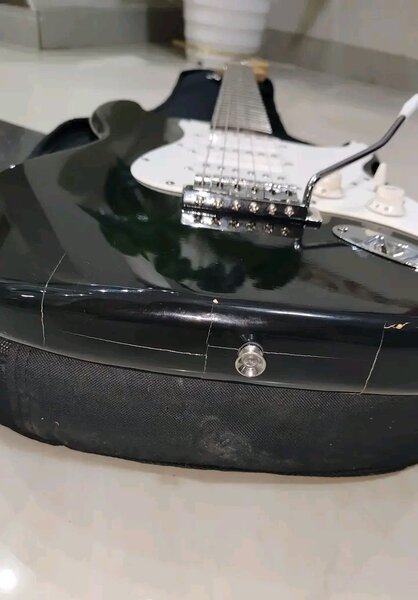 Guitare électrique noire classique