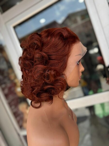 Perruque Bouclée Bordeaux Élégante