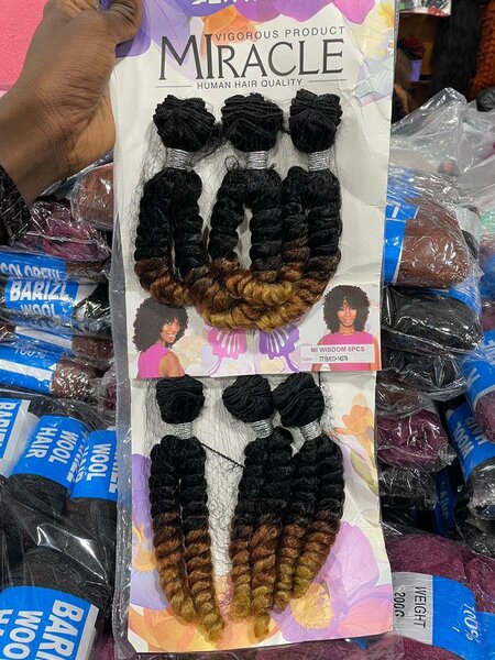 Extensions capillaires noirs et dorés