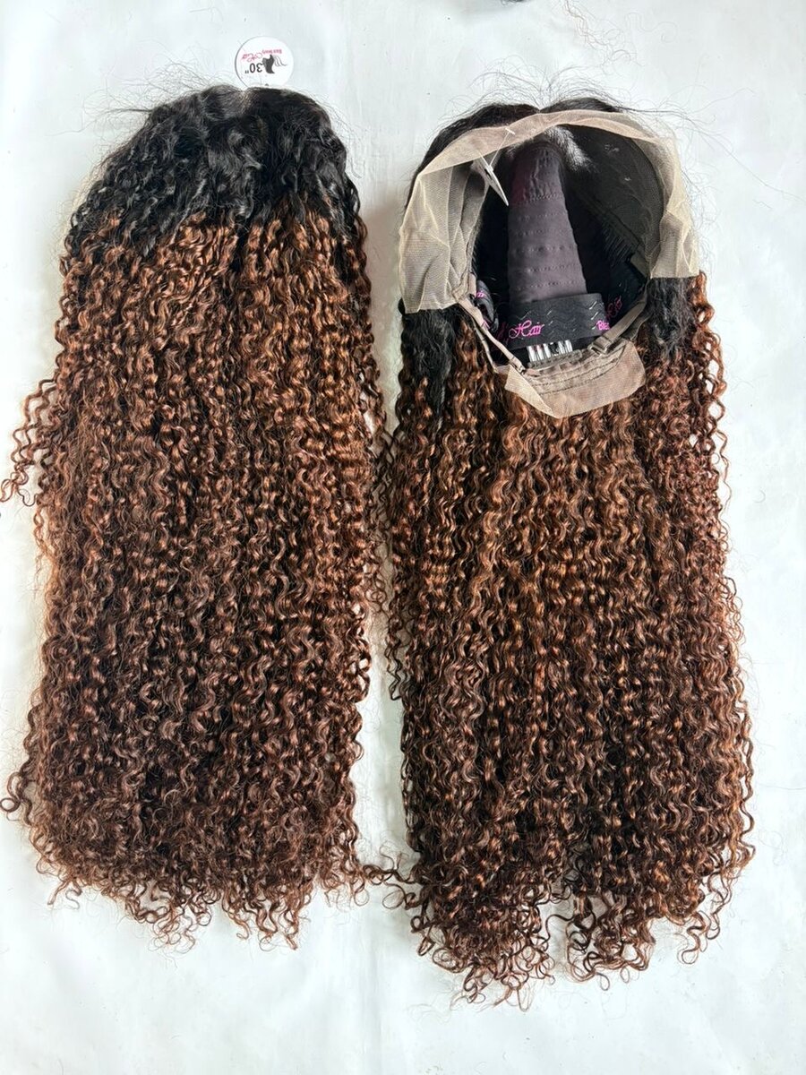 Perruque ondulée et bouclée