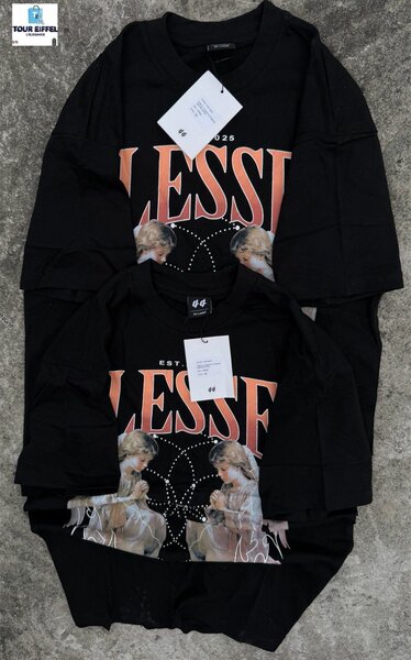 T-shirt noir à motif