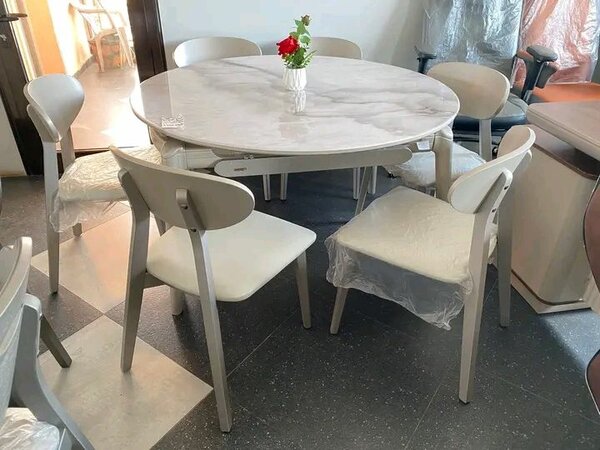 Ensemble de Chaises Élégantes