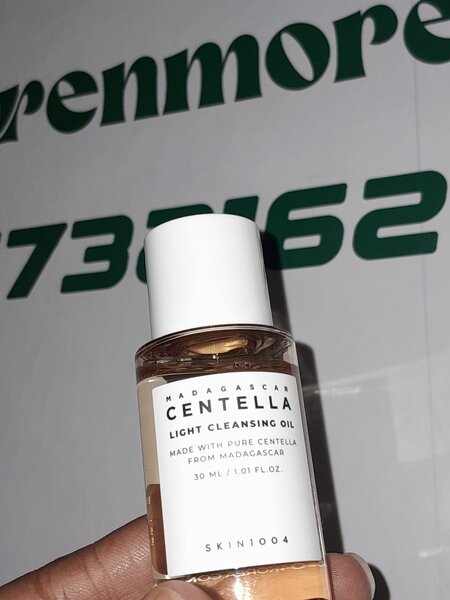Skin 1004 Madagascar Centella light cleasing oil.