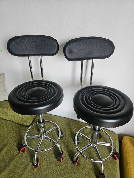 Tabourets pivotants réglables