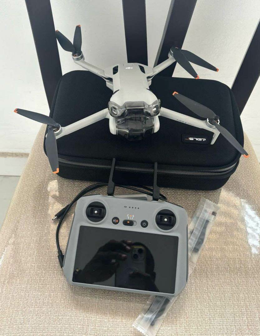 Drone compact avec télécommande