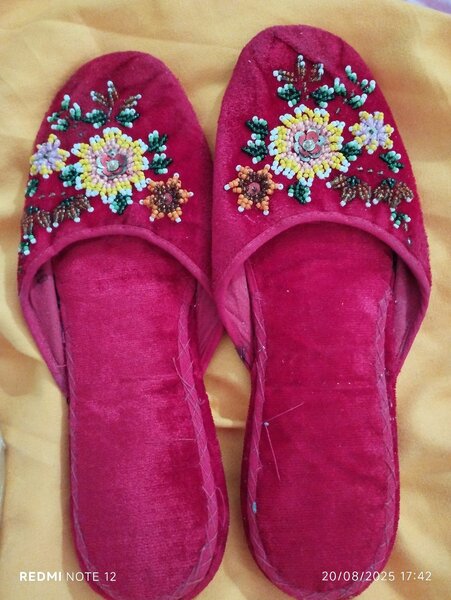 Chaussons brodés en velours floral