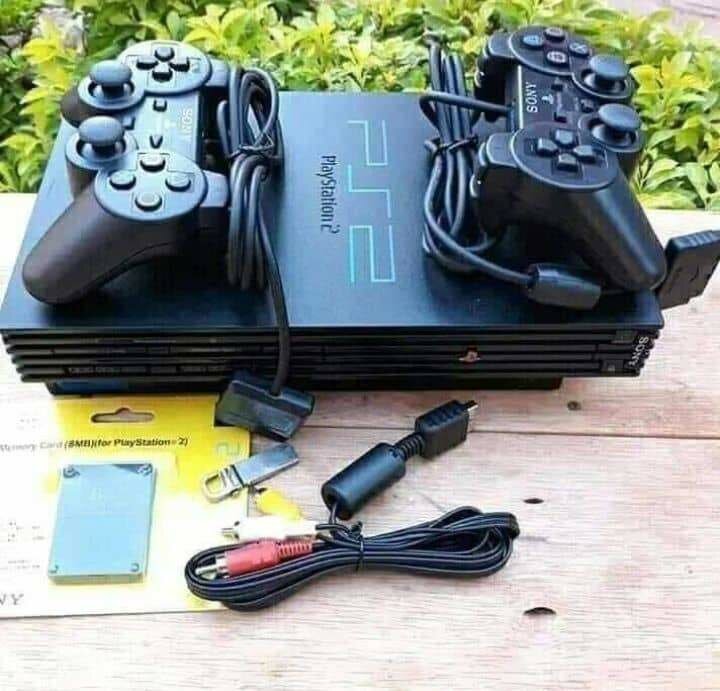 Sony PlayStation 2 avec manettes
