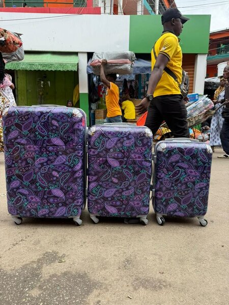 Ensemble de valises imprimées colorées