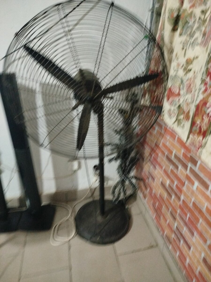 Ventilateur sur pied robuste