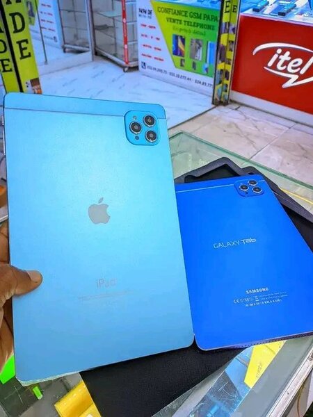 iPad et Galaxy Tab bleu