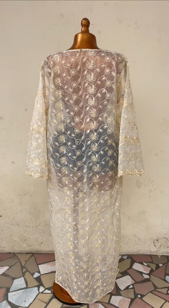 Robe en dentelle transparente