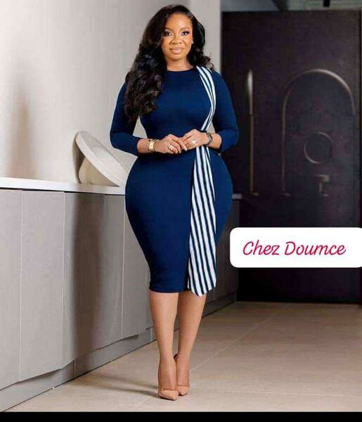 Robe élégante bleue à rayures