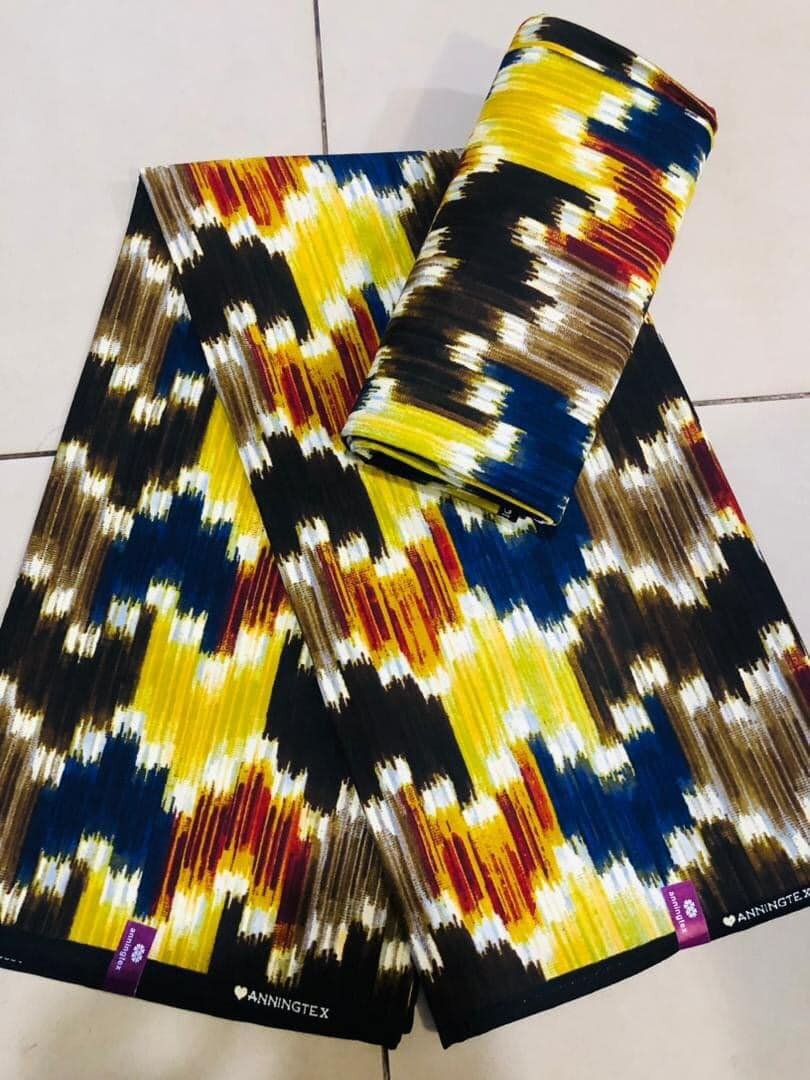 Tissu jaune bleu noir