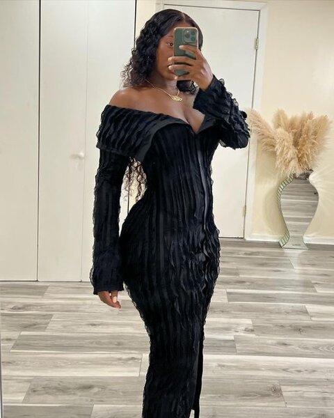 Robe élégante noire plissée